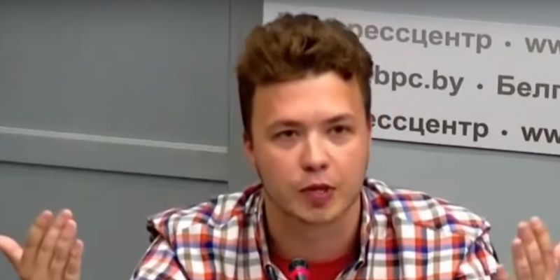 Роман Протасевич на брифінгу в Мінську заявив, що його батьки в заручниках