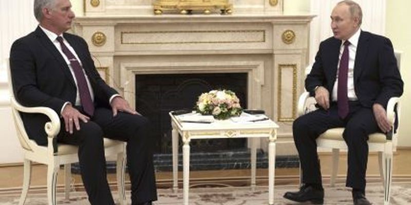 Рука посиніла, а обличчя набрякло: ЗМІ повідомили про погіршення стану здоров’я Путіна