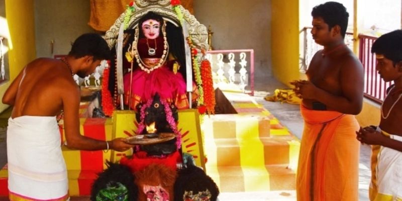 В Индии жрецы молятся о милости «коронавирусных божеств»