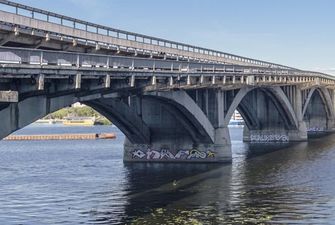 В третий раз за месяц: на мосту Патона в Киеве прорвало трубу