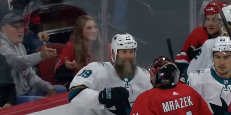 Игрок НХЛ одним ударом отправил в нокаут вратаря - опубликовано видео