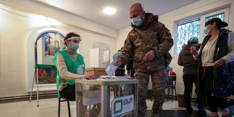 На выборах в Грузии партия Саакашвили вторая, лидирует правящая политсила - экзитполы