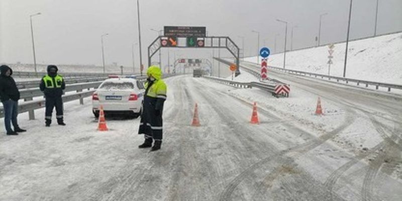 Вот так и зайдем в Крым зимой: украинцы шутят над закрытием Керченского моста из-за непогоды, фото и видео
