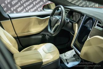 На выставке электромобилей в Киеве показали новую Tesla: эксклюзивные фото