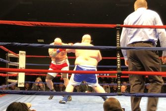 Самый толстый боксер не продержался и два раунда: видео нокаута