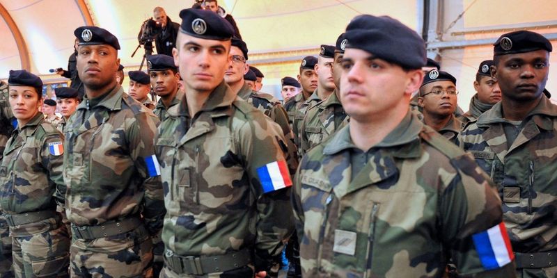 В боях участвовать не будут: Зеленский рассказал, как французские военные могут помочь Украине