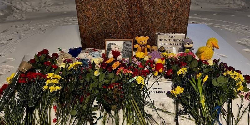 К памятнику Лесе Украинке в Москве принесли цветы и игрушки - на место вызвали полицию