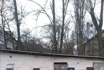 В Киеве дворник устроил "вернисаж" возле мусорных баков, — соцсети