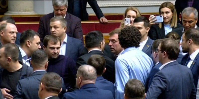 "Право принадлежит избирателям": украинцам намерены дать возможность забирать мандаты у депутатов