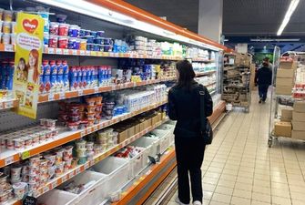 Дешевле корову прокормить: украинские магазины обновили цены на молоко, кефир и сметану
