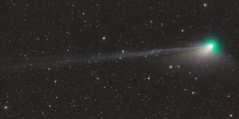 Появилось изображение кометы, которая прилетает раз в 50 тыс. лет: Солнце "оторвало" ее хвост