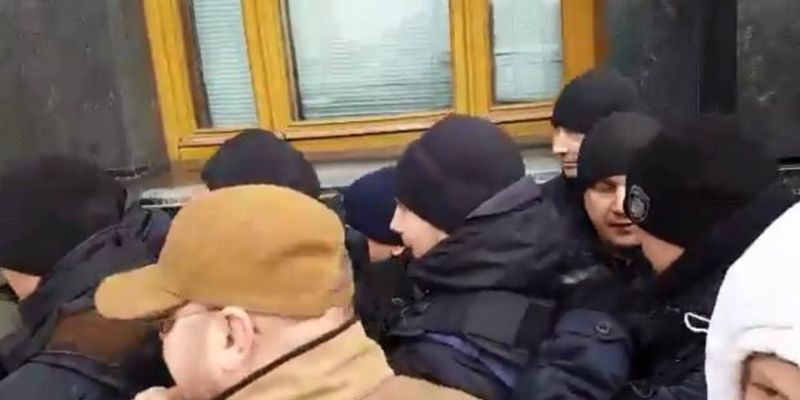 Українці прийшли під вікна до Зеленського, протести охопили столицю і перетворились на побоїща