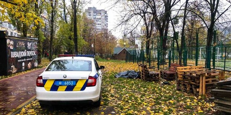 В Киеве посреди двора обнаружили труп мужчины. Жуткие фото и видео 18+