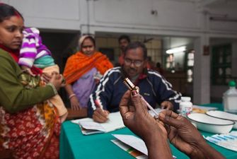 Тысячи индийцев стали участниками испытания вакцины, не понимая этого