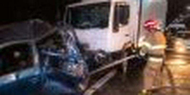 Ночное ДТП под Киевом: грузовик MAN протаранил Skoda с пассажирами. ВИДЕО