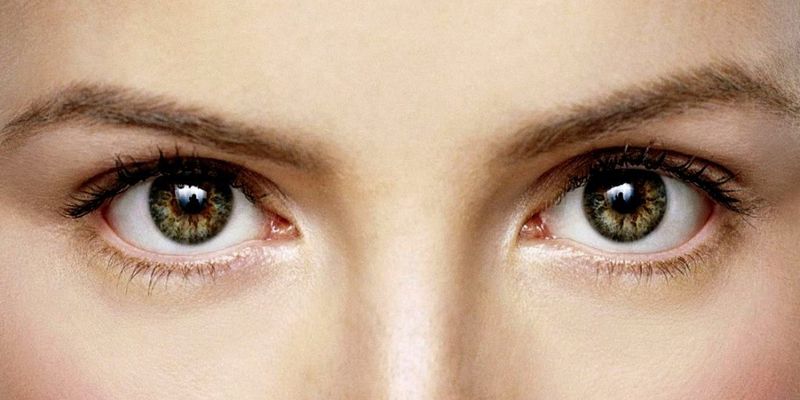 «Синяки» под глазами можно убрать специальной маской на молоке - косметологи