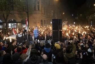 Тысячи венгров вышли на протесты против Орбана: требуют отставки премьера из-за коррупции