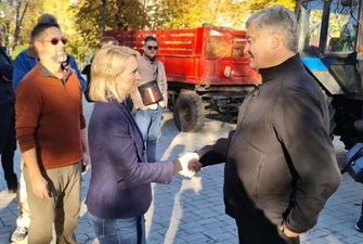 Порошенко зустрівся з послом США у зруйнованому росіянами парку