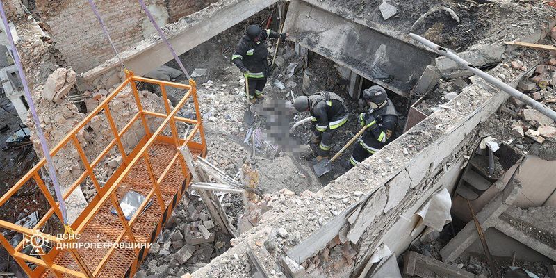 В Днепре из-под завалов достали тело женщины: ужасные кадры с места ракетного удара