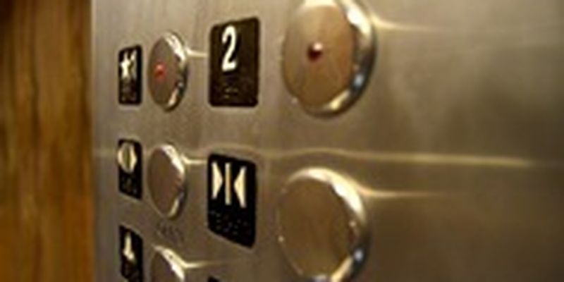 В Киеве в застрявшем лифте у женщины начались роды