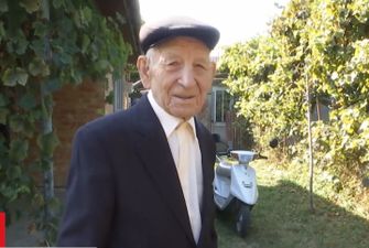 Їздить на мопеді, робить вино і селфиться: 100-річний дідусь з Вінницької області вражає активним способом життя