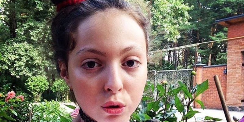 «Бомжстайл»: юная дочь Оли Поляковой позировала в коротком топе