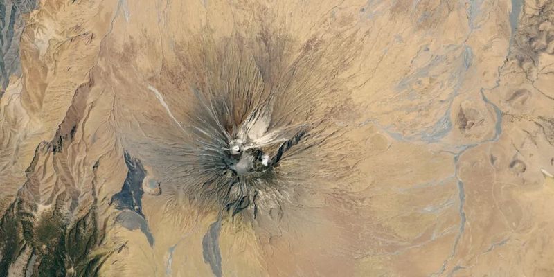 Самый странный вулкан Солнечной системы: изливает "холодное моторное масло"