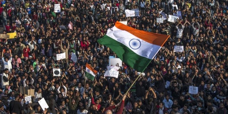 Во время протестов в Индии погибли уже шесть человек