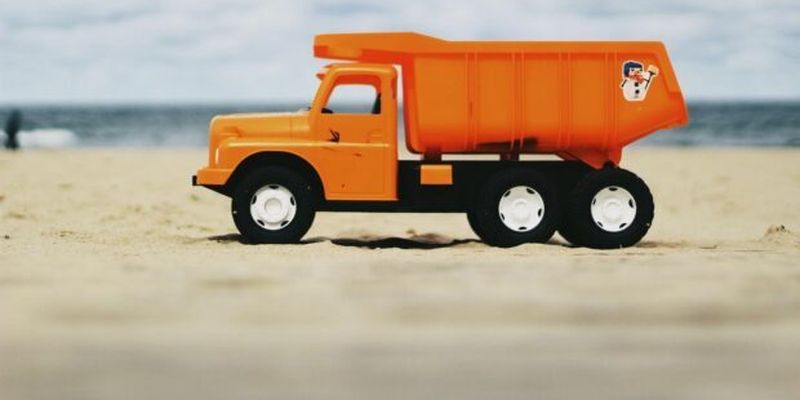 Как выбрать игрушечный грузовик для маленького фаната автомобилей?