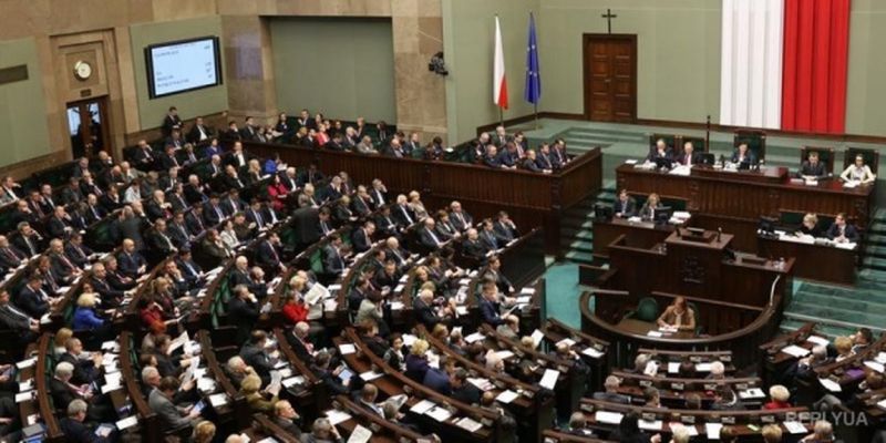 В Польше депутат пришел в парламент с коронавирусом, чем разозлил главу Минздрава