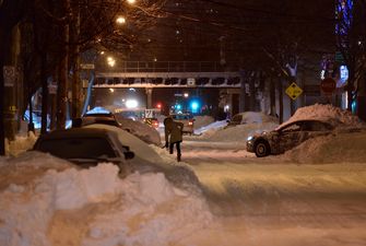 "Весь снег в Канаде": сотни горожан заблокированы в своих домах