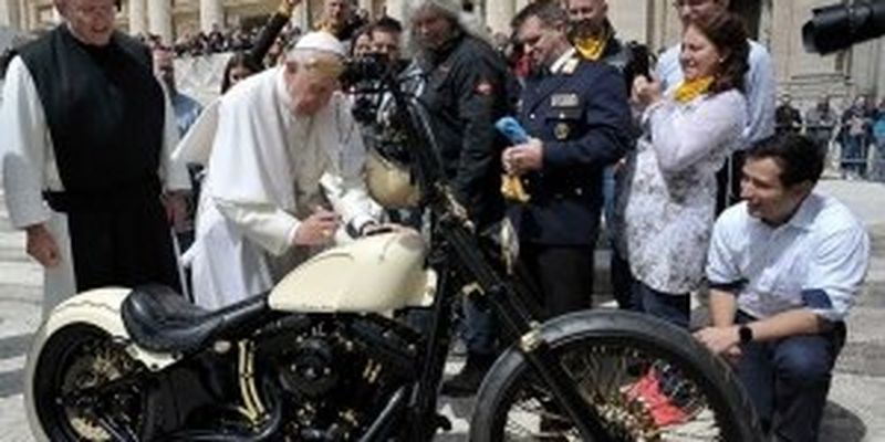 «Святой Дэвидсон»: Harley-Davidson с автографом папы римского продали за 54 тысячи долларов