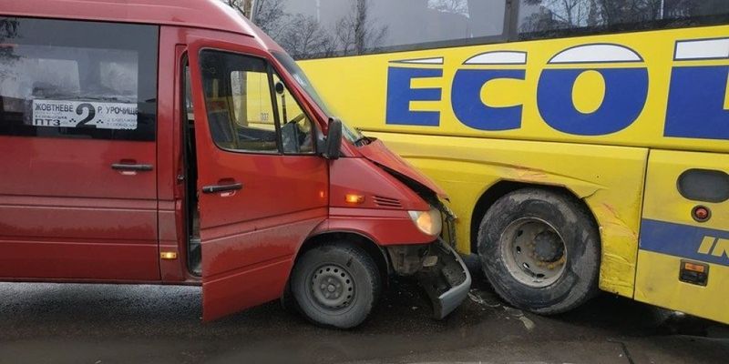 В Николаеве столкнулись автобус «Херсон-Николаев-Киев-Минск» и маршрутка: пострадали 5 человек