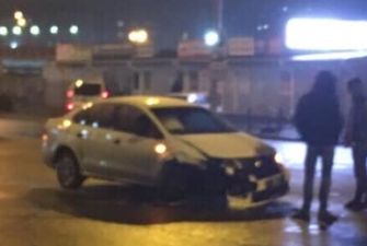 На Воскресенке в Киеве на пустой дороге столкнулись два авто