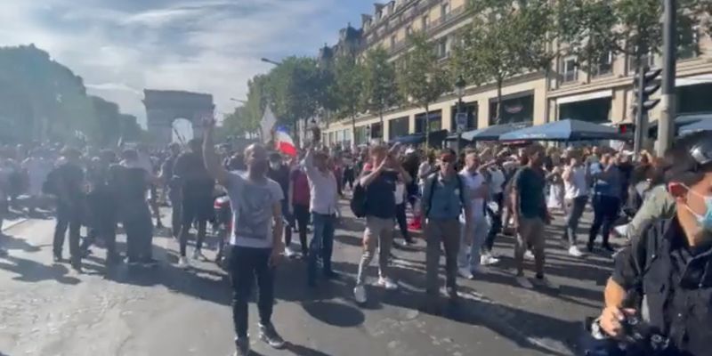 В Париже противники санитарных пропусков подрались с полицией
