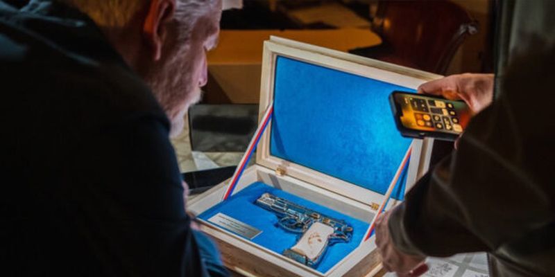 Президент Чехії подарував Зеленському легендарний пістолет CZ 75