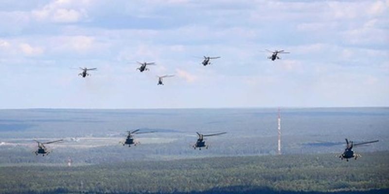 В России возле украинской границы заметили 16 военных вертолетов: видео