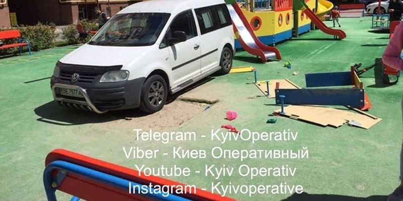 В Киеве водитель припарковался на детской площадке и удрал