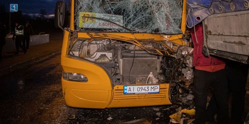 В Киеве маршрутка с людьми врезалась в грузовик: фото жуткого ДТП