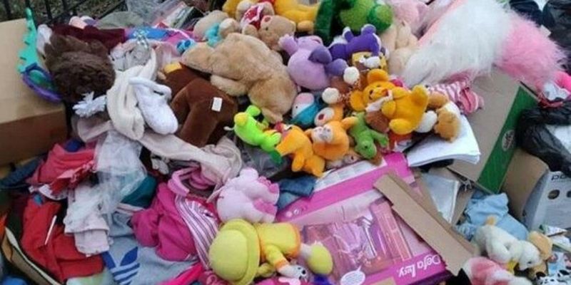 Игрушки для украинских сирот выбросили на мусорник, зрелище до слез: "Зажрались"