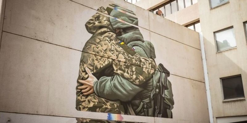 В Австралии закрасили скандальный мурал, на котором обнимаются солдаты ВСУ и армии рф