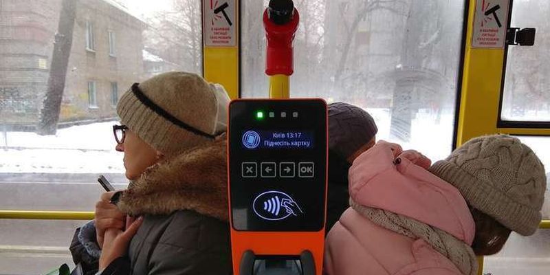 У наземному транспорті Києва можна буде оплатити проїзд банківською карткою