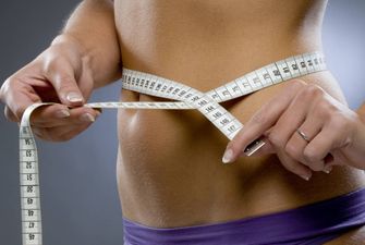 Нюхать еду и смотреть в зеркало: Эксперты назвали необычные способы для похудения