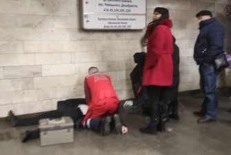В Киеве в переходе метро мужчина перестал дышать на глазах у прохожих