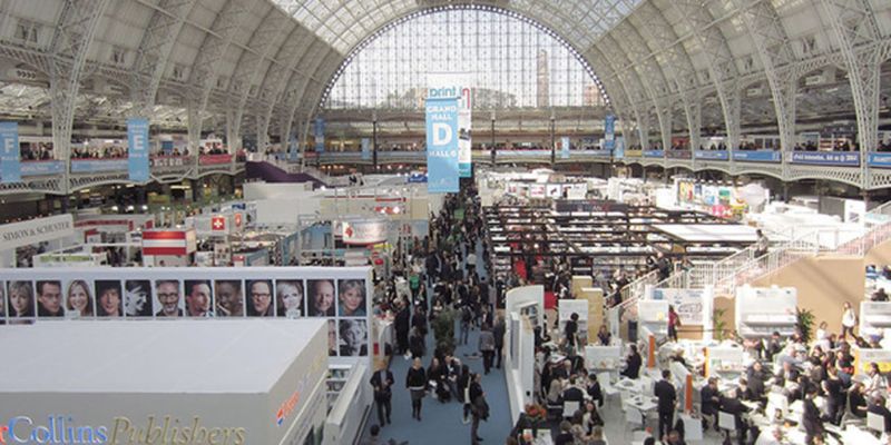 «Диалоги о войне» и книги Забужко и Сенцова: что представила Украина на ярмарке в Лондоне
