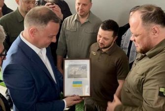 Дуде в Киеве подарили марку «с кораблем»
