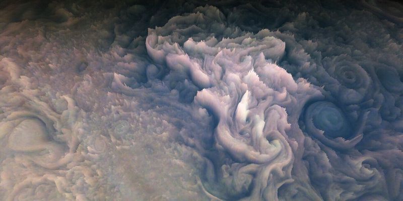 Как глазурь на кексе. Ученые получили новые фото Юпитера с невероятной детализацией