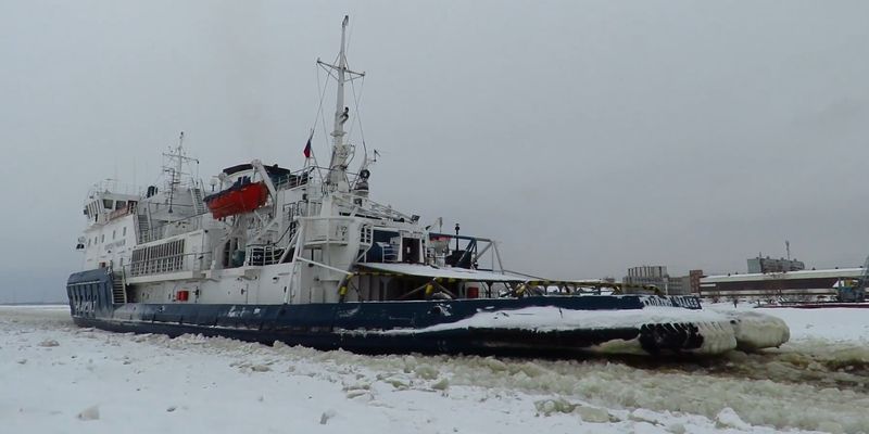 Более сотни российских кораблей застряли в ледяной "ловушке" Азовского моря