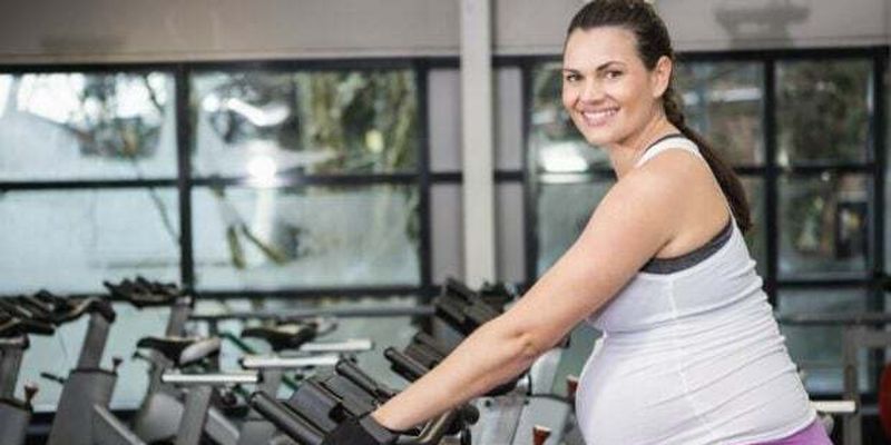 Якою фізичною активністю можна займатися вагітним, а якої варто уникати – гінекологиня