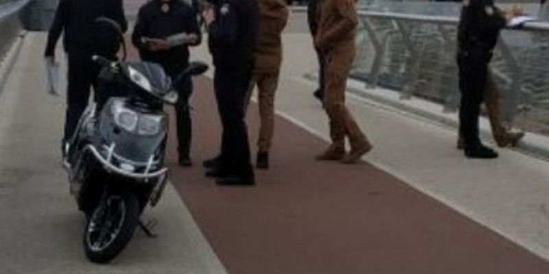 На «мост Кличко» заехал скутер: дружинники остановили мужчину